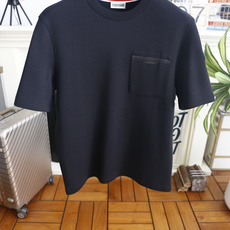 🔥蒙口. 26秋冬新品!时尚男士厚款短袖T恤,简约奢牌风格调满满,领口撞色织带细节精致亮眼,胸前立体贴袋自带辨识度,压印 🔥蒙口. 26秋冬新品!时尚男士厚款短袖T恤,简约奢牌风格调满满,领口撞色织带细节精致亮眼,胸前立体贴袋自带辨识度,压印