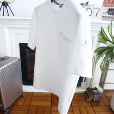 🔥蒙口. 26秋冬新品!时尚男士厚款短袖T恤,简约奢牌风格调满满,领口撞色织带细节精致亮眼,胸前立体贴袋自带辨识度,压印 🔥蒙口. 26秋冬新品!时尚男士厚款短袖T恤,简约奢牌风格调满满,领口撞色织带细节精致亮眼,胸前立体贴袋自带辨识度,压印