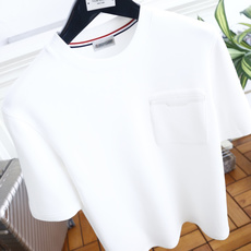 🔥蒙口. 26秋冬新品!时尚男士厚款短袖T恤,简约奢牌风格调满满,领口撞色织带细节精致亮眼,胸前立体贴袋自带辨识度,压印 🔥蒙口. 26秋冬新品!时尚男士厚款短袖T恤,简约奢牌风格调满满,领口撞色织带细节精致亮眼,胸前立体贴袋自带辨识度,压印
