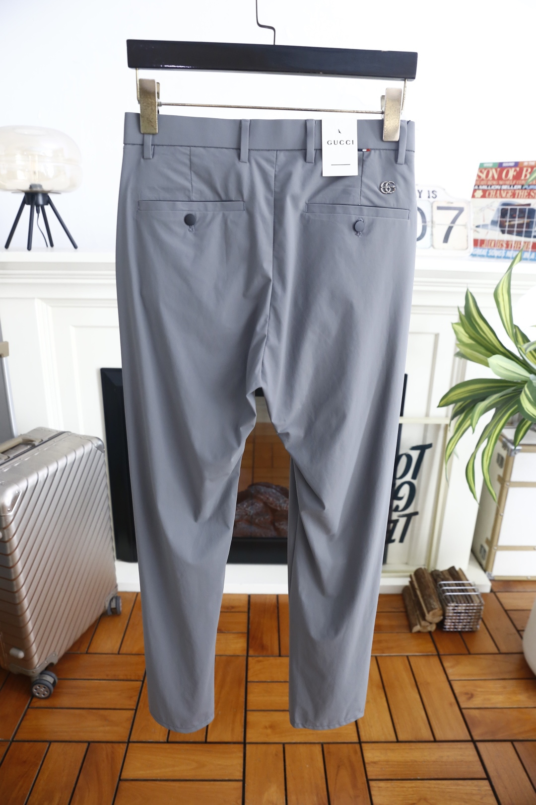 🔥古驰. 26ss新品男士休闲长裤👍承袭意式奢牌高级质感,后侧品牌元素LOGO标识精致醒目,小织标细节画龙点睛,双后袋纽 🔥古驰. 26ss新品男士休闲长裤👍承袭意式奢牌高级质感,后侧品牌元素LOGO标识精致醒目,小织标细节画龙点睛,双后袋纽