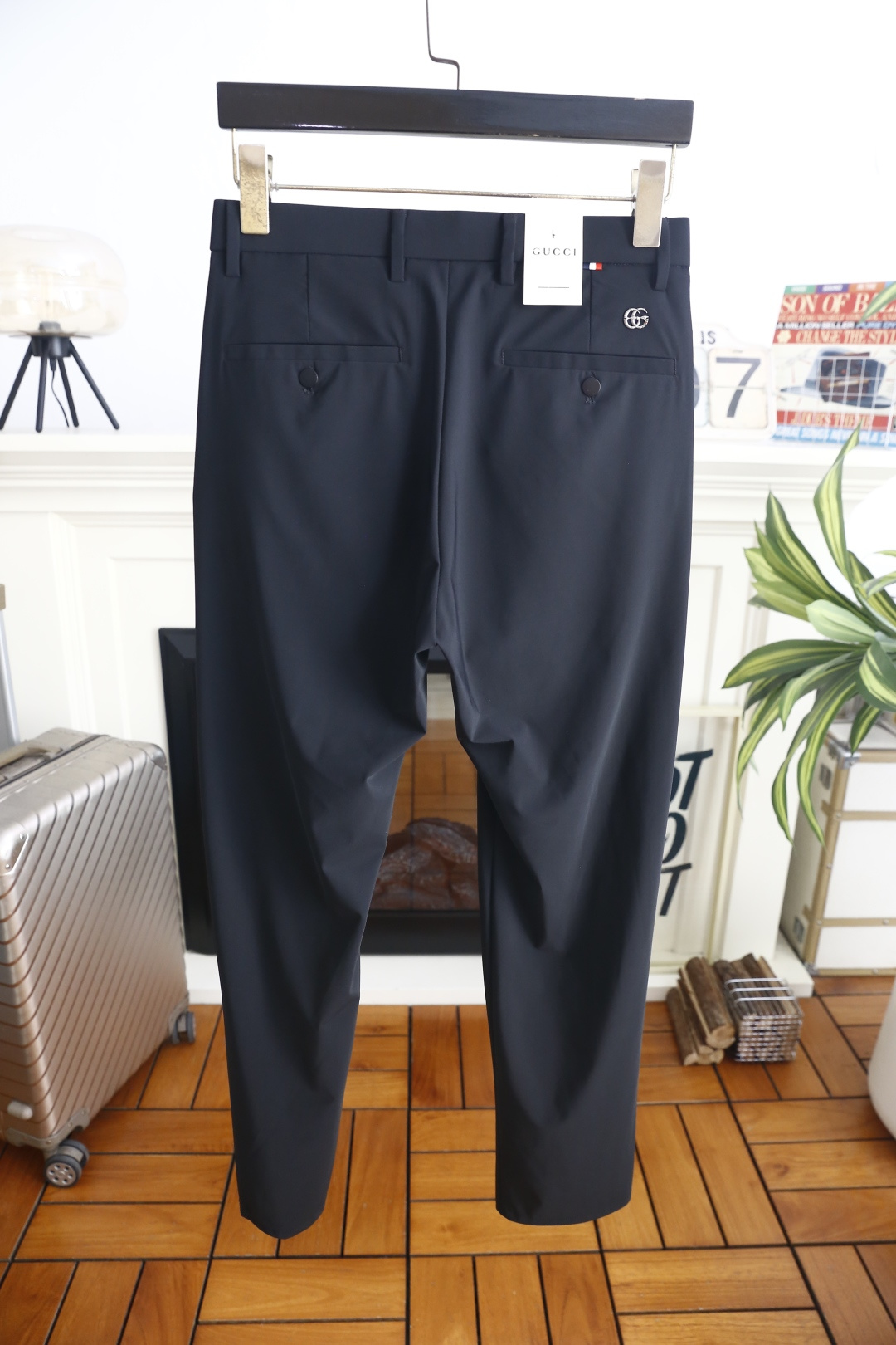 🔥古驰. 26ss新品男士休闲长裤👍承袭意式奢牌高级质感,后侧品牌元素LOGO标识精致醒目,小织标细节画龙点睛,双后袋纽 🔥古驰. 26ss新品男士休闲长裤👍承袭意式奢牌高级质感,后侧品牌元素LOGO标识精致醒目,小织标细节画龙点睛,双后袋纽