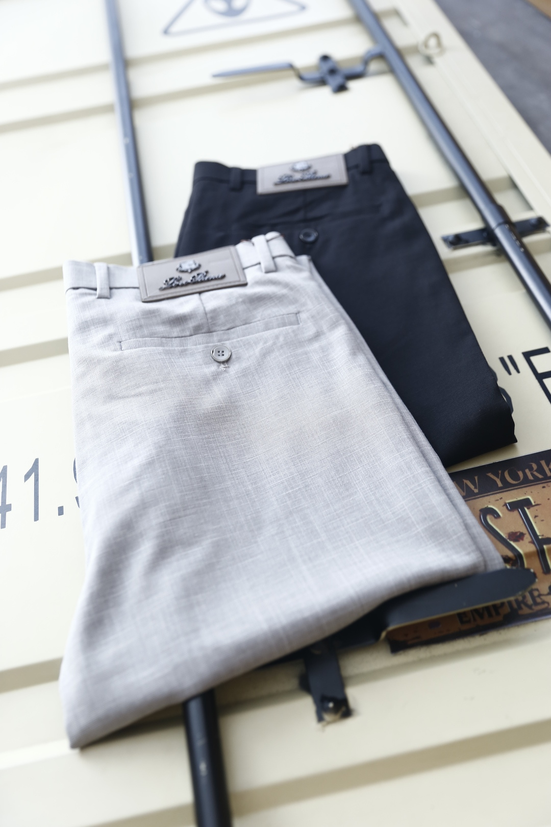 🔥Loro piana. 26新品男士休闲长裤，意式奢牌高级格调，后腰皮质铭牌点缀彰显品牌质感，双后袋搭配纽扣细节做工扎