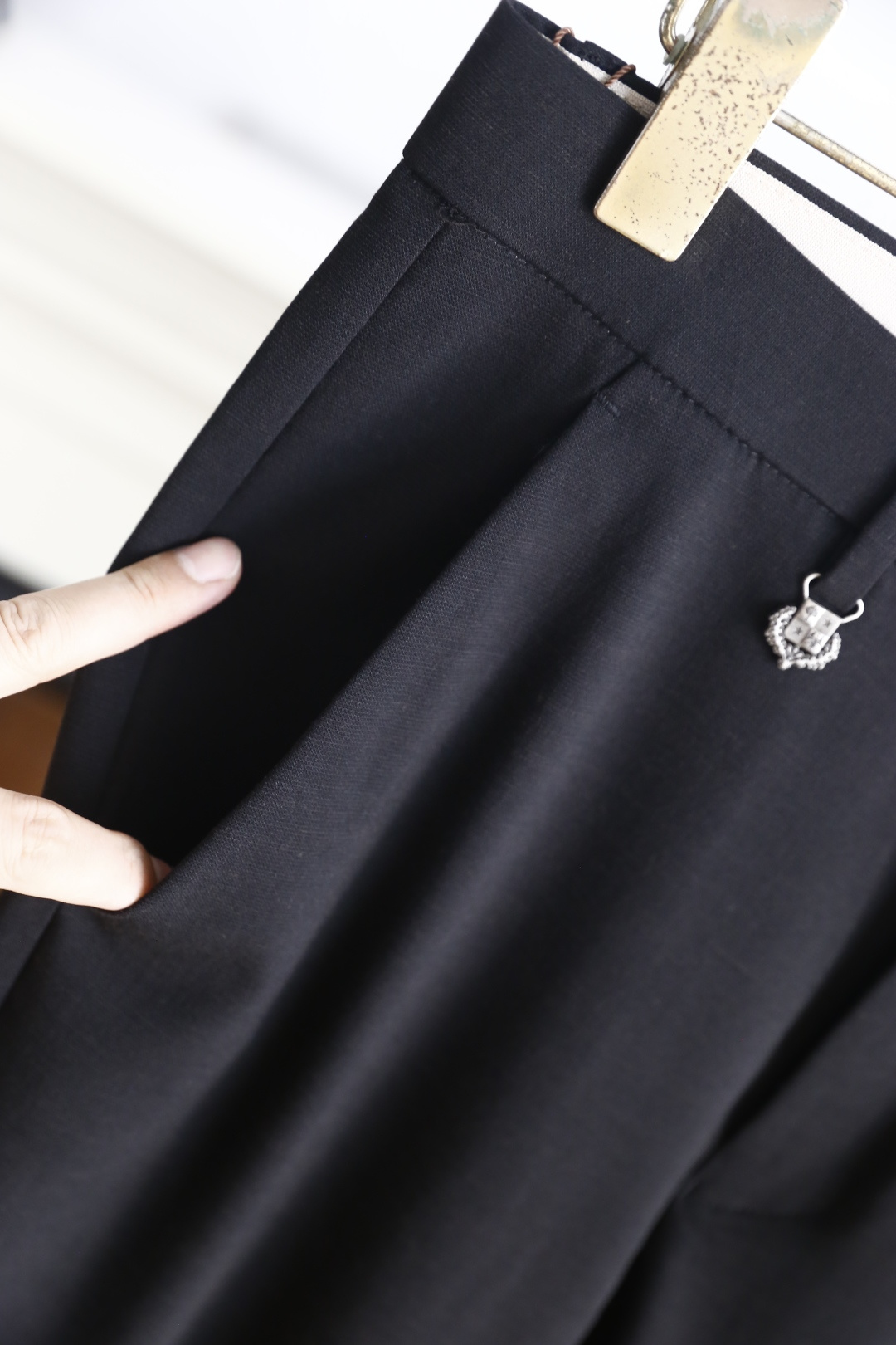 🔥Loro piana. 26新品男士休闲长裤，意式奢牌高级格调，后腰皮质铭牌点缀彰显品牌质感，双后袋搭配纽扣细节做工扎