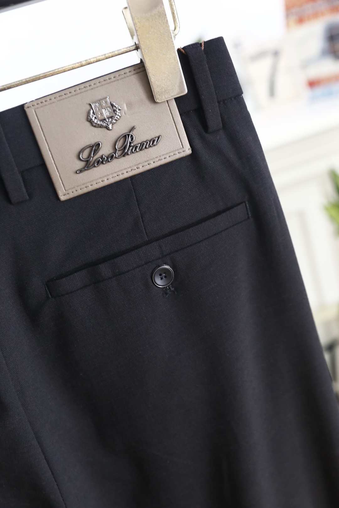 🔥Loro piana. 26新品男士休闲长裤，意式奢牌高级格调，后腰皮质铭牌点缀彰显品牌质感，双后袋搭配纽扣细节做工扎