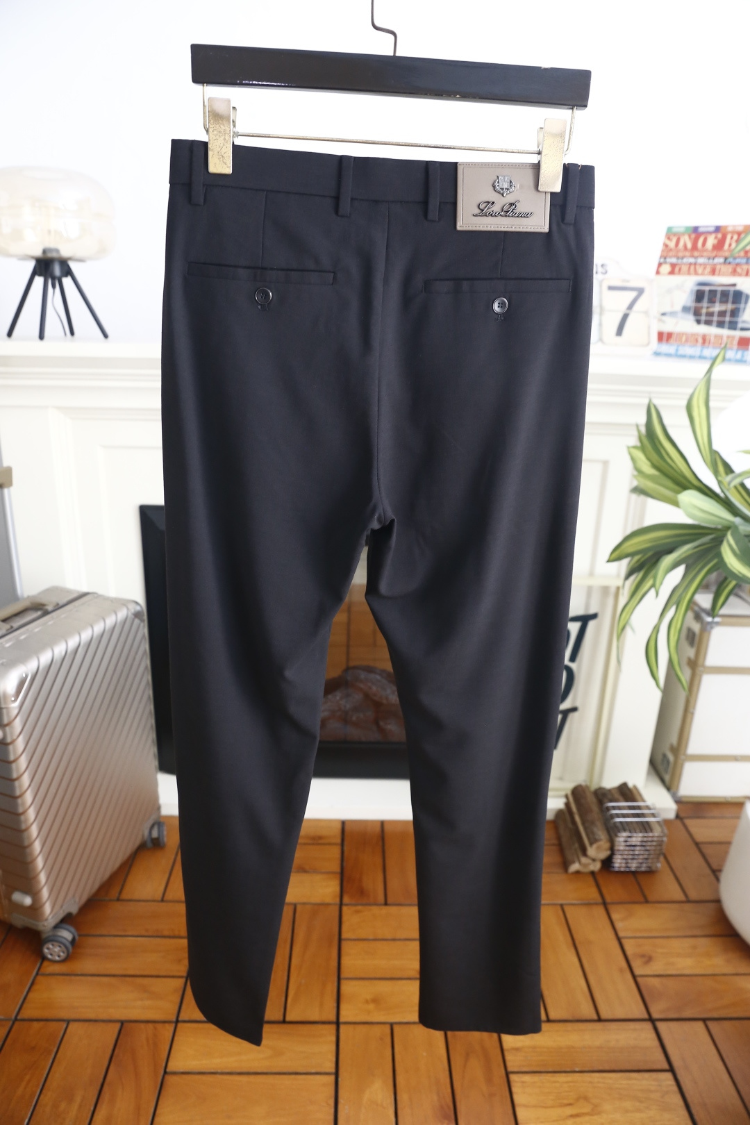 🔥Loro piana. 26新品男士休闲长裤，意式奢牌高级格调，后腰皮质铭牌点缀彰显品牌质感，双后袋搭配纽扣细节做工扎