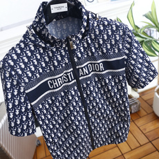 🔥迪奥. 26夏季新品!时尚男士休闲两件套,满印复古标识自带奢牌气场,上衣立领全拉链开合设计,胸前字母织带装饰辨识度十足 🔥迪奥. 26夏季新品!时尚男士休闲两件套,满印复古标识自带奢牌气场,上衣立领全拉链开合设计,胸前字母织带装饰辨识度十足