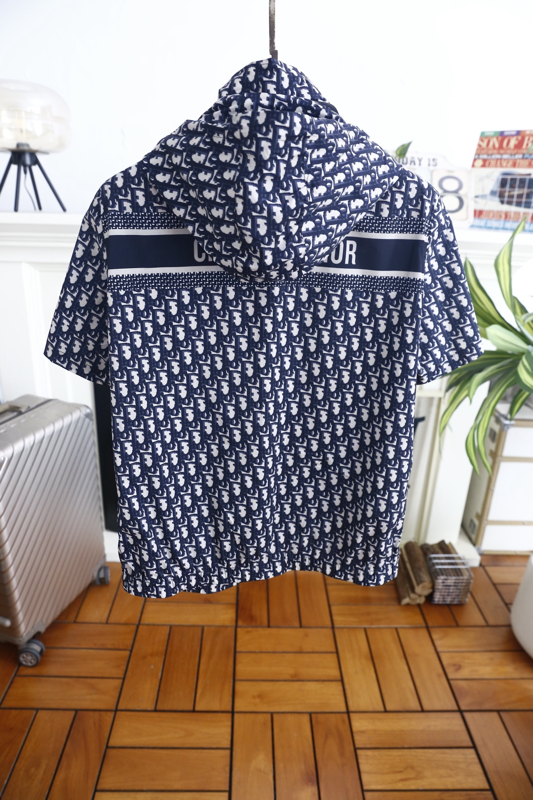 🔥迪奥. 26夏季新品!时尚男士休闲两件套,满印复古标识自带奢牌气场,上衣立领全拉链开合设计,胸前字母织带装饰辨识度十足 🔥迪奥. 26夏季新品!时尚男士休闲两件套,满印复古标识自带奢牌气场,上衣立领全拉链开合设计,胸前字母织带装饰辨识度十足