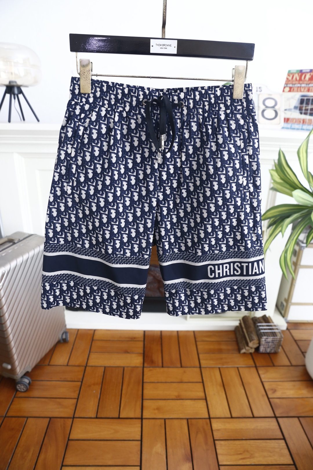 🔥迪奥. 26夏季新品!时尚男士休闲两件套,满印复古标识自带奢牌气场,上衣立领全拉链开合设计,胸前字母织带装饰辨识度十足 🔥迪奥. 26夏季新品!时尚男士休闲两件套,满印复古标识自带奢牌气场,上衣立领全拉链开合设计,胸前字母织带装饰辨识度十足