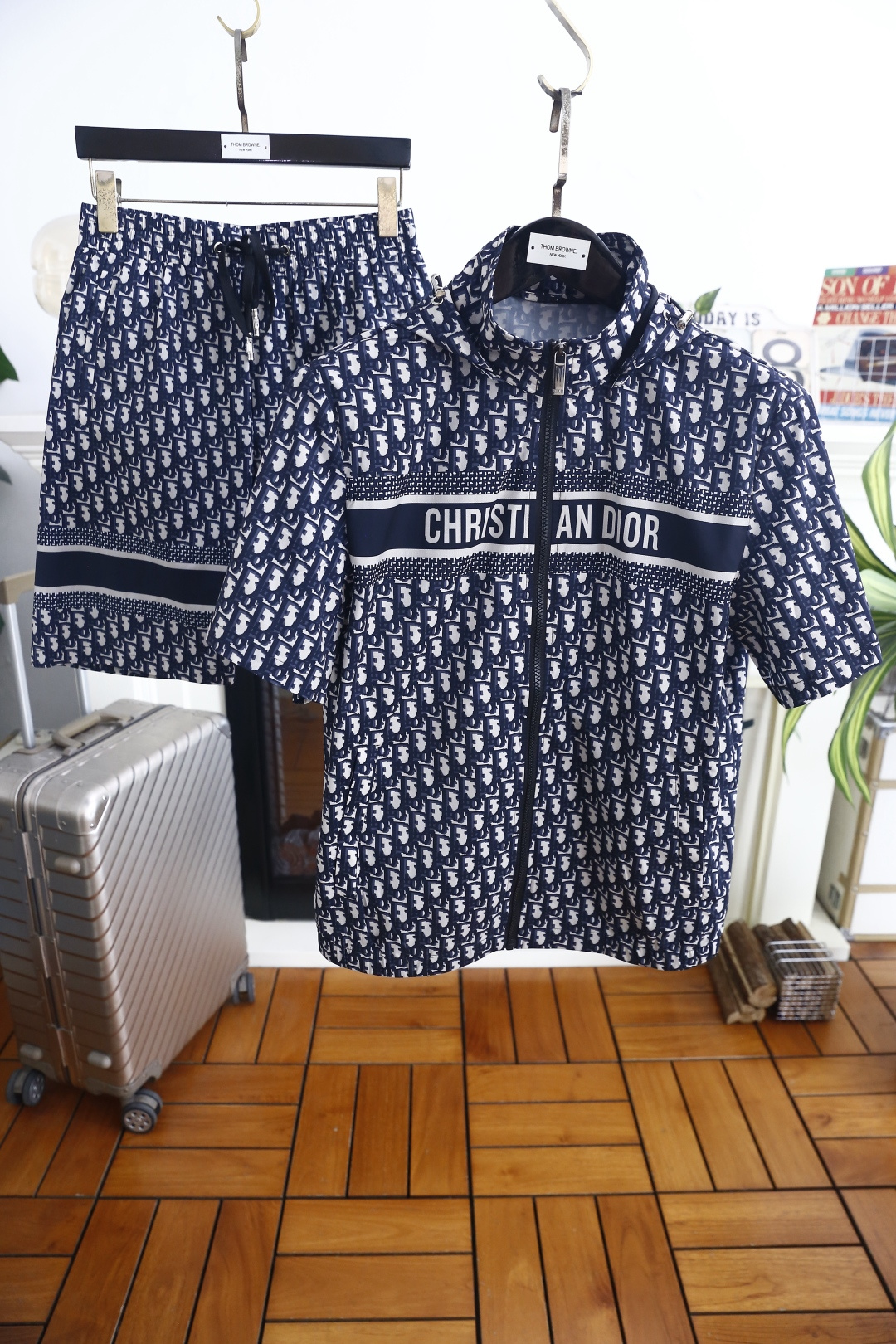 🔥迪奥. 26夏季新品!时尚男士休闲两件套,满印复古标识自带奢牌气场,上衣立领全拉链开合设计,胸前字母织带装饰辨识度十足 🔥迪奥. 26夏季新品!时尚男士休闲两件套,满印复古标识自带奢牌气场,上衣立领全拉链开合设计,胸前字母织带装饰辨识度十足