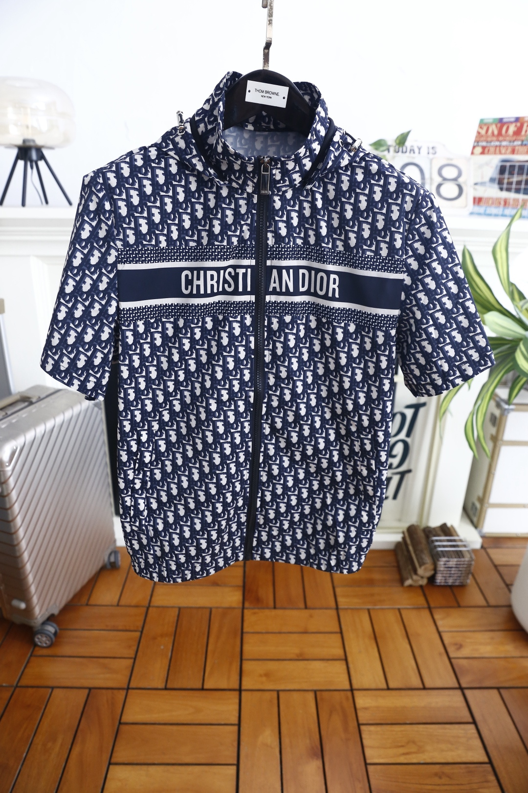 🔥迪奥. 26夏季新品!时尚男士休闲两件套,满印复古标识自带奢牌气场,上衣立领全拉链开合设计,胸前字母织带装饰辨识度十足 🔥迪奥. 26夏季新品!时尚男士休闲两件套,满印复古标识自带奢牌气场,上衣立领全拉链开合设计,胸前字母织带装饰辨识度十足