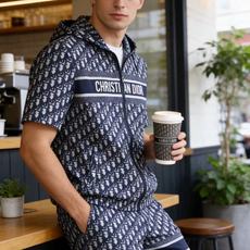 🔥迪奥. 26夏季新品!时尚男士休闲两件套,满印复古标识自带奢牌气场,上衣立领全拉链开合设计,胸前字母织带装饰辨识度十足 🔥迪奥. 26夏季新品!时尚男士休闲两件套,满印复古标识自带奢牌气场,上衣立领全拉链开合设计,胸前字母织带装饰辨识度十足
