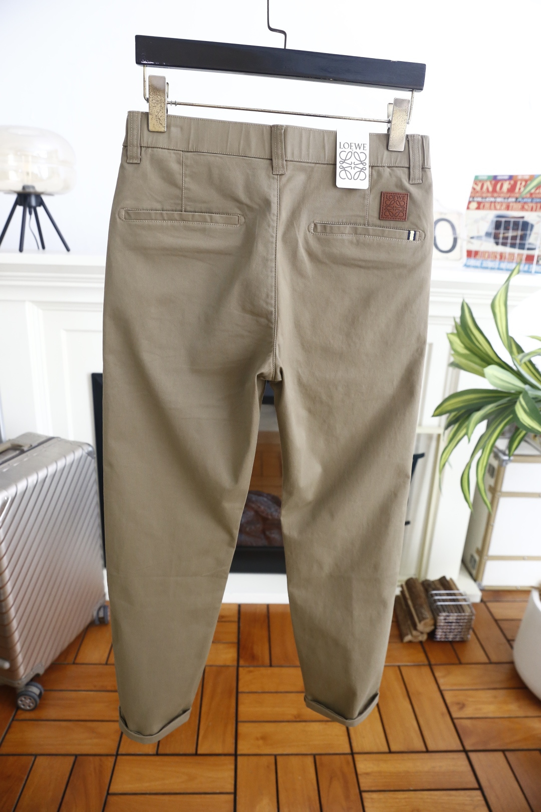 🔥罗意威. 26新品🆕时尚男士轻奢休闲长裤,奢牌风利落剪裁打造流畅裤身线条,后袋方形皮标点缀彰显辨识度,口袋走线工艺精致 🔥罗意威. 26新品🆕时尚男士轻奢休闲长裤,奢牌风利落剪裁打造流畅裤身线条,后袋方形皮标点缀彰显辨识度,口袋走线工艺精致