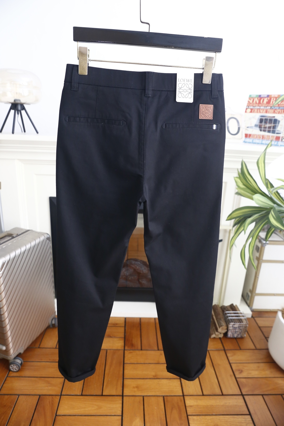 🔥罗意威. 26新品🆕时尚男士轻奢休闲长裤，奢牌风利落剪裁打造流畅裤身线条，后袋方形皮标点缀彰显辨识度，口袋走线工艺精致