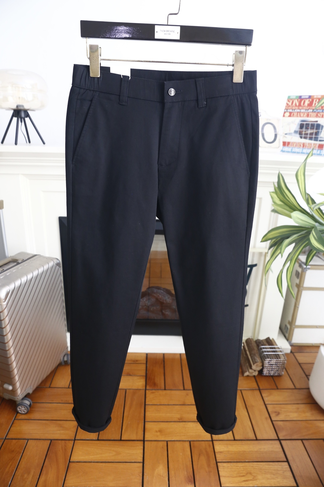 🔥罗意威. 26新品🆕时尚男士轻奢休闲长裤，奢牌风利落剪裁打造流畅裤身线条，后袋方形皮标点缀彰显辨识度，口袋走线工艺精致
