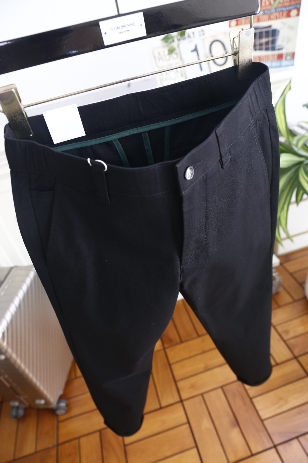 🔥罗意威. 26新品🆕时尚男士轻奢休闲长裤，奢牌风利落剪裁打造流畅裤身线条，后袋方形皮标点缀彰显辨识度，口袋走线工艺精致
