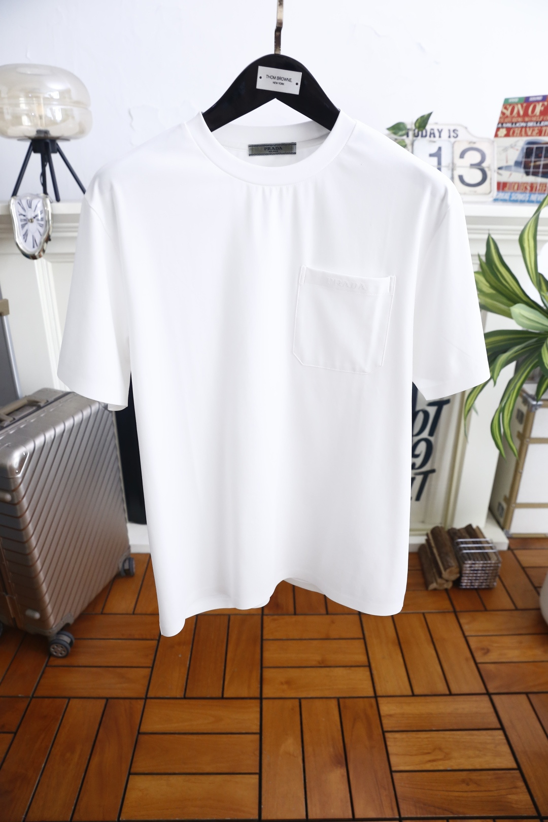 🔥普拉达. 26夏季新品!时尚男士轻奢短袖T恤,简约大牌圆领版型利落大气,胸前贴袋搭配品牌字母标识提升整体辨识度,领口织 🔥普拉达. 26夏季新品!时尚男士轻奢短袖T恤,简约大牌圆领版型利落大气,胸前贴袋搭配品牌字母标识提升整体辨识度,领口织
