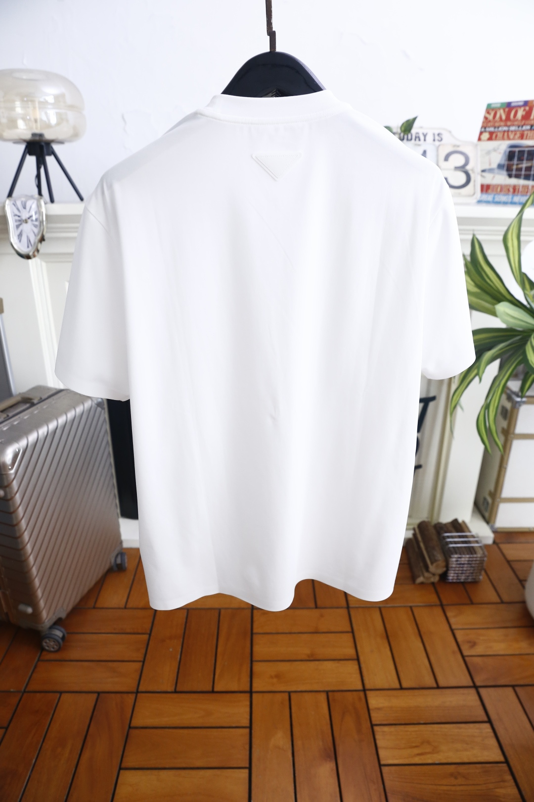 🔥普拉达. 26夏季新品!时尚男士轻奢短袖T恤,简约大牌圆领版型利落大气,胸前贴袋搭配品牌字母标识提升整体辨识度,领口织 🔥普拉达. 26夏季新品!时尚男士轻奢短袖T恤,简约大牌圆领版型利落大气,胸前贴袋搭配品牌字母标识提升整体辨识度,领口织