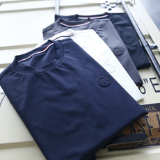 🔥蒙口. 26夏季新品!时尚男士轻奢短袖T恤,经典圆领搭配领口撞色织带尽显大牌质感,胸口立体压胶徽章低调富有辨识度,利落 🔥蒙口. 26夏季新品!时尚男士轻奢短袖T恤,经典圆领搭配领口撞色织带尽显大牌质感,胸口立体压胶徽章低调富有辨识度,利落