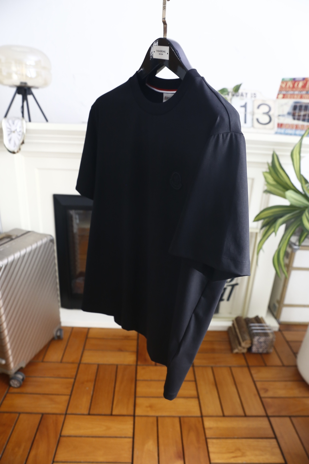 🔥蒙口. 26夏季新品!时尚男士轻奢短袖T恤,经典圆领搭配领口撞色织带尽显大牌质感,胸口立体压胶徽章低调富有辨识度,利落 🔥蒙口. 26夏季新品!时尚男士轻奢短袖T恤,经典圆领搭配领口撞色织带尽显大牌质感,胸口立体压胶徽章低调富有辨识度,利落