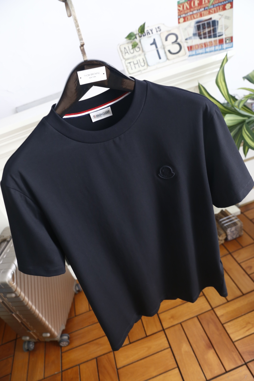 🔥蒙口. 26夏季新品!时尚男士轻奢短袖T恤,经典圆领搭配领口撞色织带尽显大牌质感,胸口立体压胶徽章低调富有辨识度,利落 🔥蒙口. 26夏季新品!时尚男士轻奢短袖T恤,经典圆领搭配领口撞色织带尽显大牌质感,胸口立体压胶徽章低调富有辨识度,利落