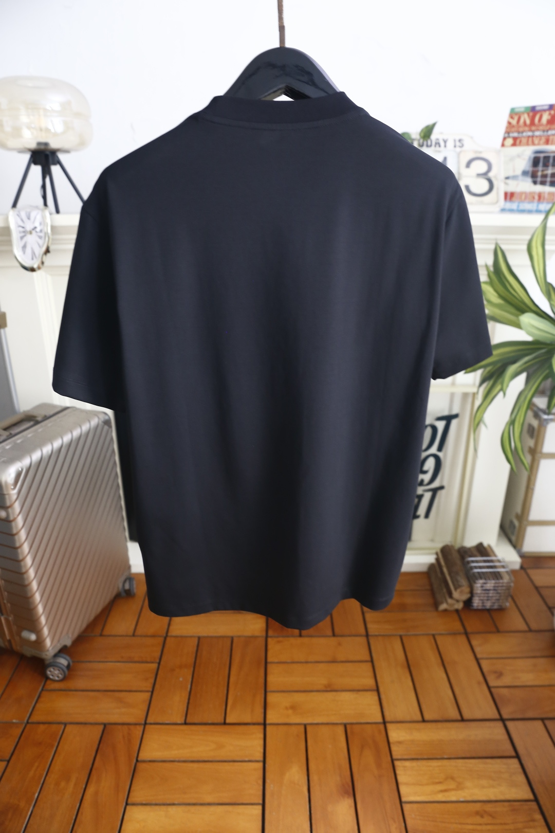 🔥蒙口. 26夏季新品!时尚男士轻奢短袖T恤,经典圆领搭配领口撞色织带尽显大牌质感,胸口立体压胶徽章低调富有辨识度,利落 🔥蒙口. 26夏季新品!时尚男士轻奢短袖T恤,经典圆领搭配领口撞色织带尽显大牌质感,胸口立体压胶徽章低调富有辨识度,利落