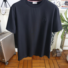 🔥蒙口. 26夏季新品!时尚男士轻奢短袖T恤,经典圆领搭配领口撞色织带尽显大牌质感,胸口立体压胶徽章低调富有辨识度,利落 🔥蒙口. 26夏季新品!时尚男士轻奢短袖T恤,经典圆领搭配领口撞色织带尽显大牌质感,胸口立体压胶徽章低调富有辨识度,利落