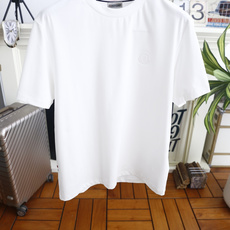 🔥蒙口. 26夏季新品!时尚男士轻奢短袖T恤,经典圆领搭配领口撞色织带尽显大牌质感,胸口立体压胶徽章低调富有辨识度,利落 🔥蒙口. 26夏季新品!时尚男士轻奢短袖T恤,经典圆领搭配领口撞色织带尽显大牌质感,胸口立体压胶徽章低调富有辨识度,利落