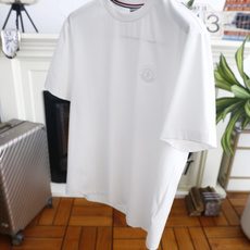🔥蒙口. 26夏季新品!时尚男士轻奢短袖T恤,经典圆领搭配领口撞色织带尽显大牌质感,胸口立体压胶徽章低调富有辨识度,利落 🔥蒙口. 26夏季新品!时尚男士轻奢短袖T恤,经典圆领搭配领口撞色织带尽显大牌质感,胸口立体压胶徽章低调富有辨识度,利落