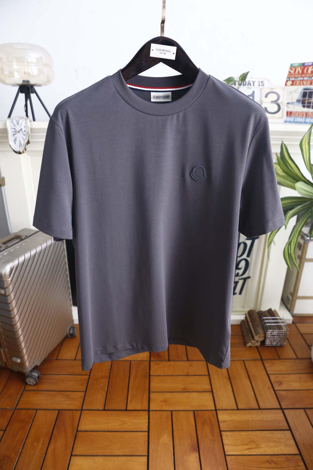 🔥蒙口. 26夏季新品!时尚男士轻奢短袖T恤,经典圆领搭配领口撞色织带尽显大牌质感,胸口立体压胶徽章低调富有辨识度,利落 🔥蒙口. 26夏季新品!时尚男士轻奢短袖T恤,经典圆领搭配领口撞色织带尽显大牌质感,胸口立体压胶徽章低调富有辨识度,利落