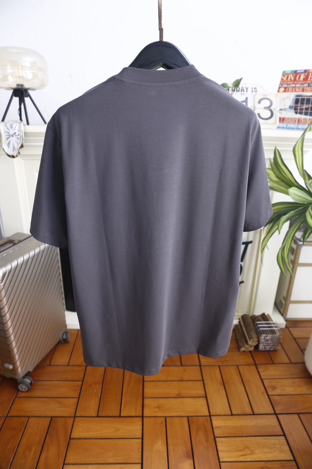 🔥蒙口. 26夏季新品!时尚男士轻奢短袖T恤,经典圆领搭配领口撞色织带尽显大牌质感,胸口立体压胶徽章低调富有辨识度,利落 🔥蒙口. 26夏季新品!时尚男士轻奢短袖T恤,经典圆领搭配领口撞色织带尽显大牌质感,胸口立体压胶徽章低调富有辨识度,利落