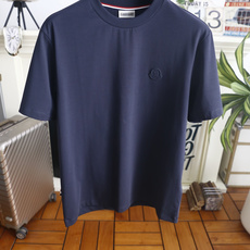 🔥蒙口. 26夏季新品!时尚男士轻奢短袖T恤,经典圆领搭配领口撞色织带尽显大牌质感,胸口立体压胶徽章低调富有辨识度,利落 🔥蒙口. 26夏季新品!时尚男士轻奢短袖T恤,经典圆领搭配领口撞色织带尽显大牌质感,胸口立体压胶徽章低调富有辨识度,利落