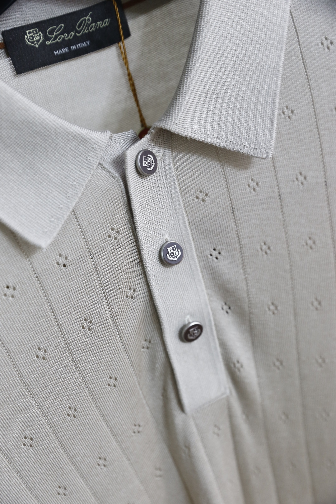 🔥Loro piana. 26夏季新品🆕时尚男士轻奢针织Polo衫，意式大牌翻领版型格调雅致，全身竖纹镂空肌理富有层次感