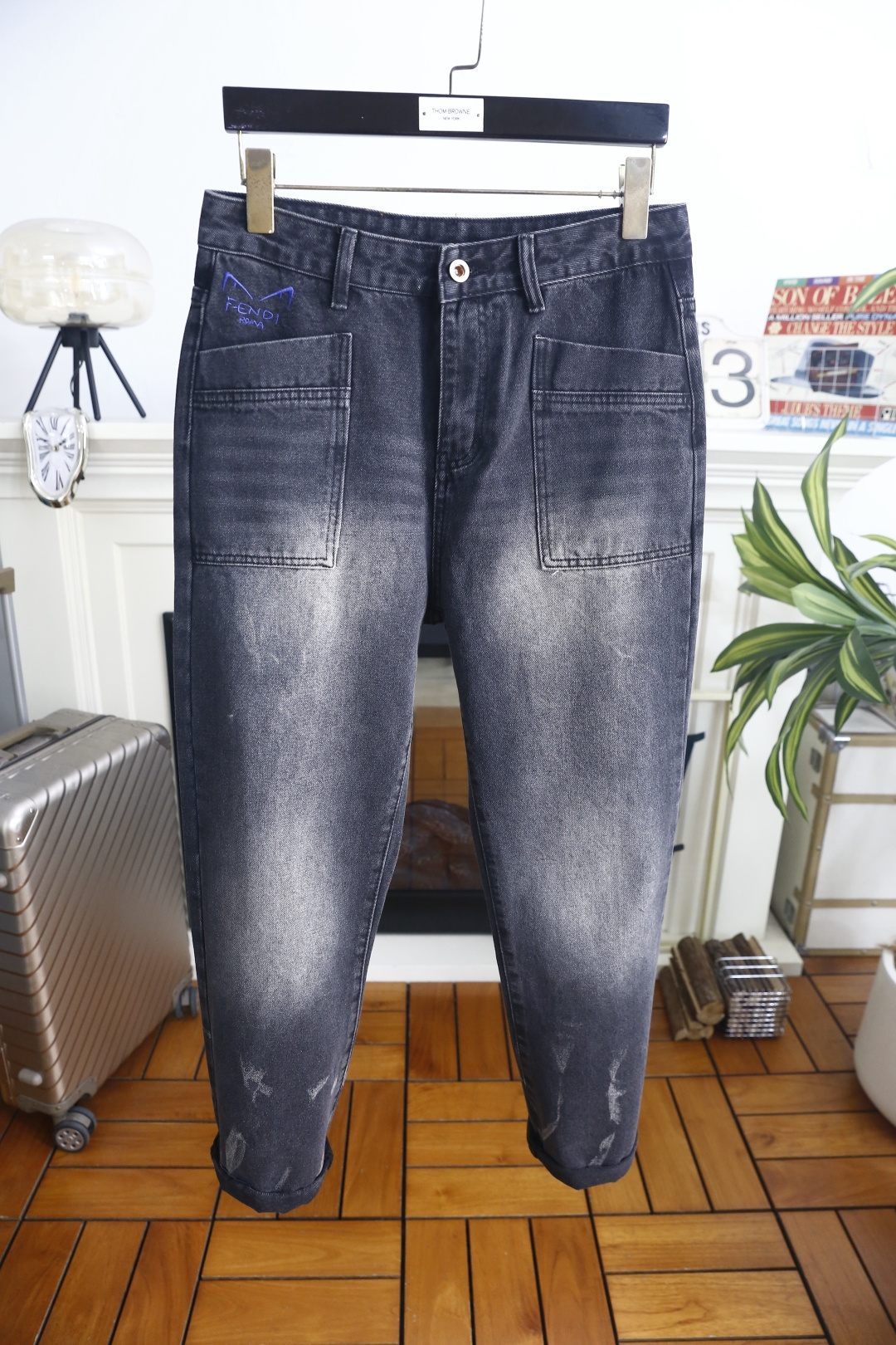 🔥芬迪. 26夏季新品!时尚男士轻奢牛仔裤,潮牌风做旧水洗营造复古氛围感,后腰黄色恶魔眼皮牌辨识度拉满,经典双后袋走线工 🔥芬迪. 26夏季新品!时尚男士轻奢牛仔裤,潮牌风做旧水洗营造复古氛围感,后腰黄色恶魔眼皮牌辨识度拉满,经典双后袋走线工