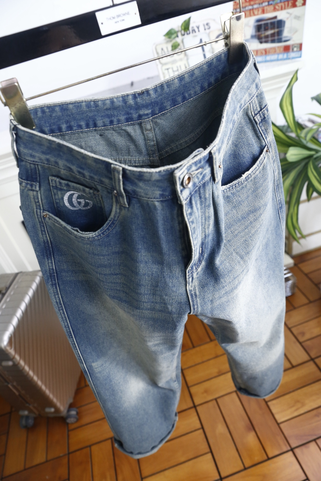 🔥古驰. 26夏季新品🆕时尚男士轻奢牛仔裤,复古做旧水洗自带潮牌氛围感,后腰皮牌搭配金属饰扣提升识别度,后袋毛边细节丰富 🔥古驰. 26夏季新品🆕时尚男士轻奢牛仔裤,复古做旧水洗自带潮牌氛围感,后腰皮牌搭配金属饰扣提升识别度,后袋毛边细节丰富