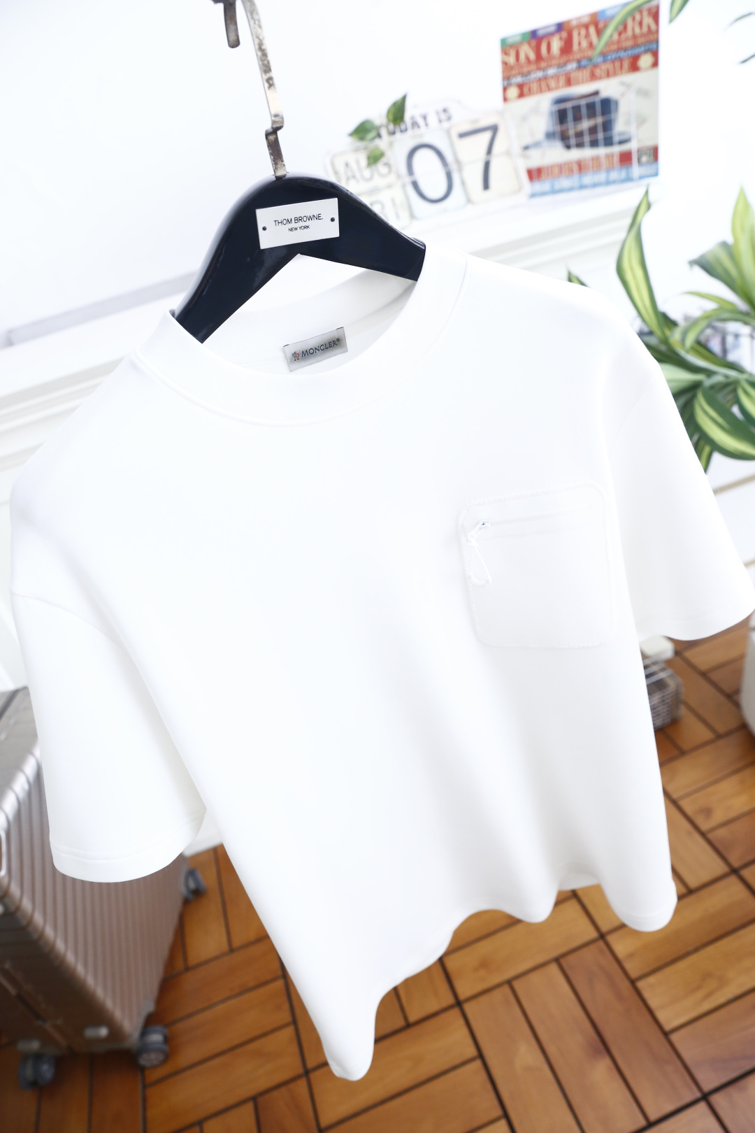 🔥蒙口. 26秋冬新品!时尚男士轻奢厚款短袖T恤,简约圆领搭配规整包边工艺,侧边拉链小口袋增添独特大牌设计巧思,挺括厚实 🔥蒙口. 26秋冬新品!时尚男士轻奢厚款短袖T恤,简约圆领搭配规整包边工艺,侧边拉链小口袋增添独特大牌设计巧思,挺括厚实
