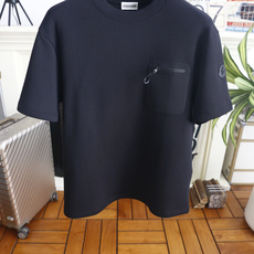 🔥蒙口. 26秋冬新品!时尚男士轻奢厚款短袖T恤,简约圆领搭配规整包边工艺,侧边拉链小口袋增添独特大牌设计巧思,挺括厚实 🔥蒙口. 26秋冬新品!时尚男士轻奢厚款短袖T恤,简约圆领搭配规整包边工艺,侧边拉链小口袋增添独特大牌设计巧思,挺括厚实