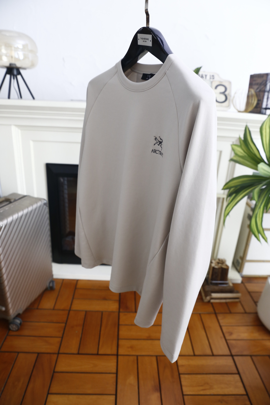 🔥始祖鸟. 26夏季新品！时尚男士户外轻奢长袖打底衫，经典圆领搭配插肩袖剪裁，胸前精致品牌刺绣标识辨识度拉满，侧边立体分