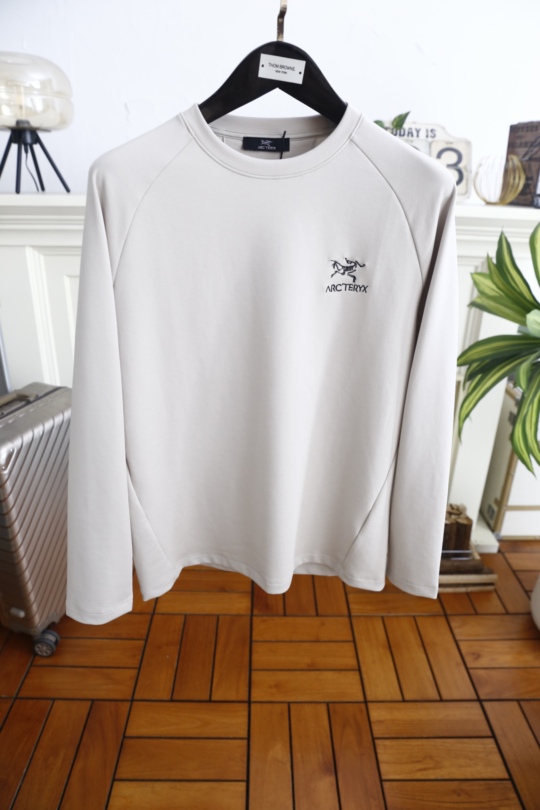 🔥始祖鸟. 26夏季新品！时尚男士户外轻奢长袖打底衫，经典圆领搭配插肩袖剪裁，胸前精致品牌刺绣标识辨识度拉满，侧边立体分