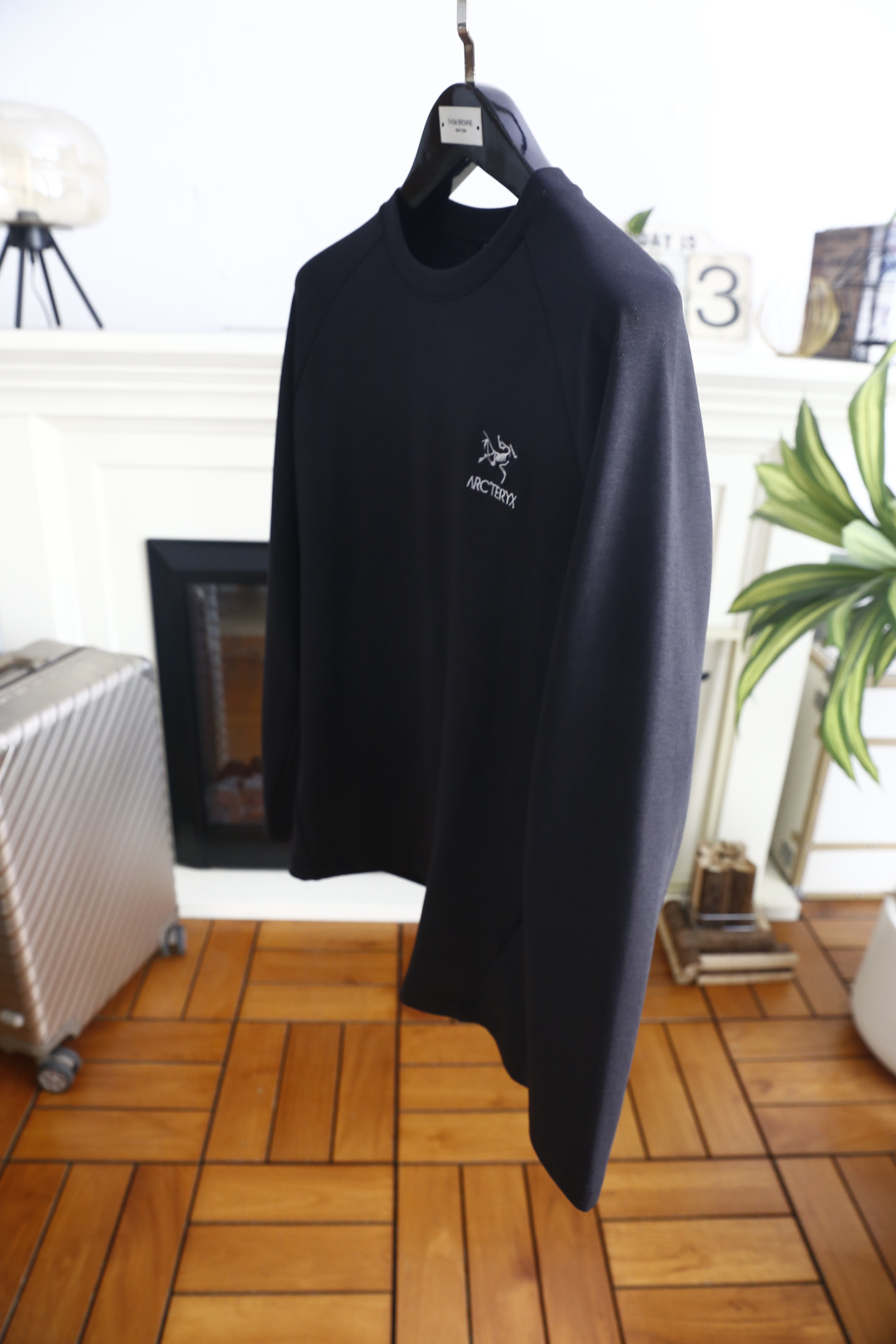 🔥始祖鸟. 26夏季新品！时尚男士户外轻奢长袖打底衫，经典圆领搭配插肩袖剪裁，胸前精致品牌刺绣标识辨识度拉满，侧边立体分