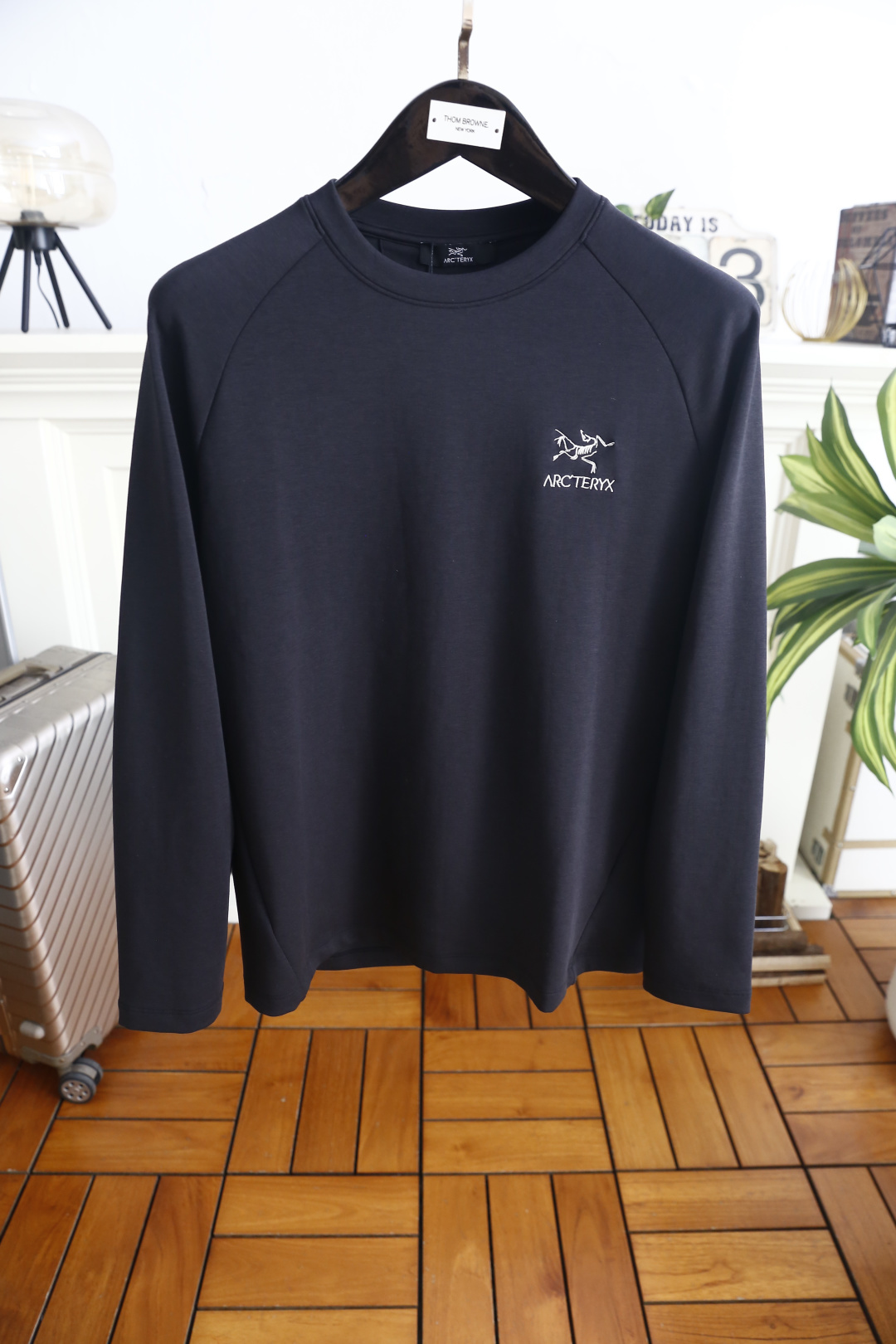 🔥始祖鸟. 26夏季新品！时尚男士户外轻奢长袖打底衫，经典圆领搭配插肩袖剪裁，胸前精致品牌刺绣标识辨识度拉满，侧边立体分