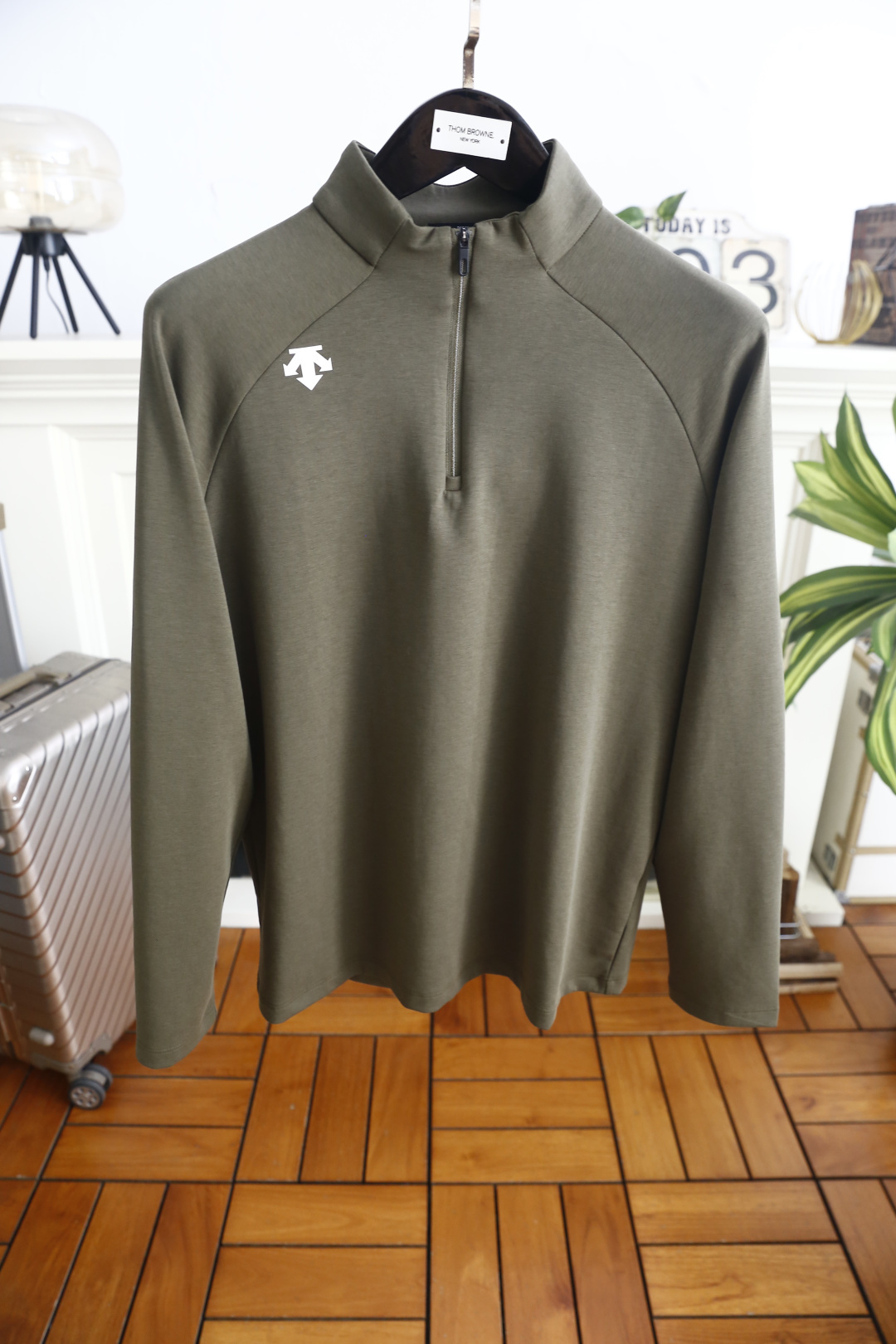 🔥迪桑特. 26秋季新品！时尚男士轻奢运动半拉链长袖打底，小高领搭配半截拉链开合设计，肩部插肩走线优化活动空间，肩侧立体