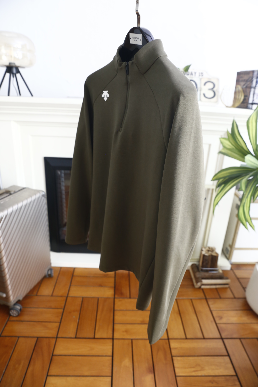 🔥迪桑特. 26秋季新品！时尚男士轻奢运动半拉链长袖打底，小高领搭配半截拉链开合设计，肩部插肩走线优化活动空间，肩侧立体
