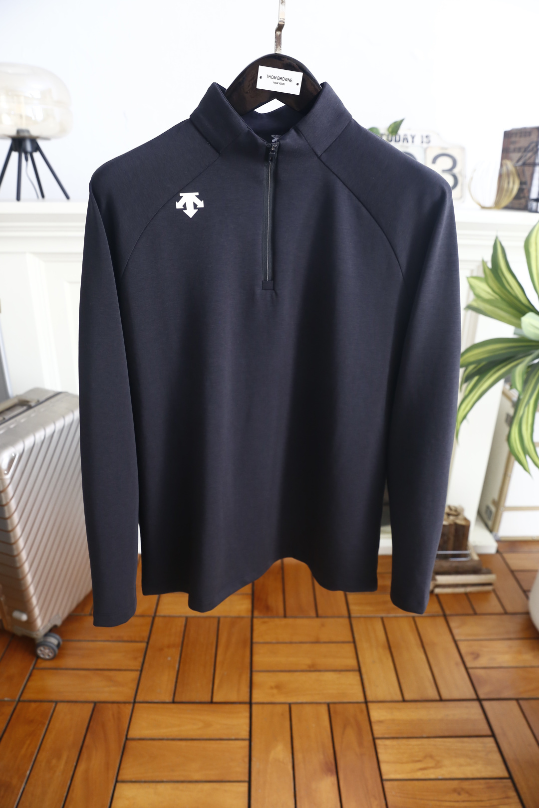 🔥迪桑特. 26秋季新品!时尚男士轻奢运动半拉链长袖打底,小高领搭配半截拉链开合设计,肩部插肩走线优化活动空间,肩侧立体 🔥迪桑特. 26秋季新品!时尚男士轻奢运动半拉链长袖打底,小高领搭配半截拉链开合设计,肩部插肩走线优化活动空间,肩侧立体