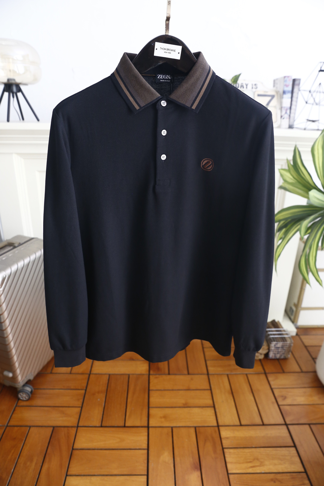 🔥杰尼亚. 26秋季新品！时尚男士长袖Polo衫，意式大牌优雅格调，撞色条纹翻领层次丰富，门襟三颗纽扣简约利落，胸口精致