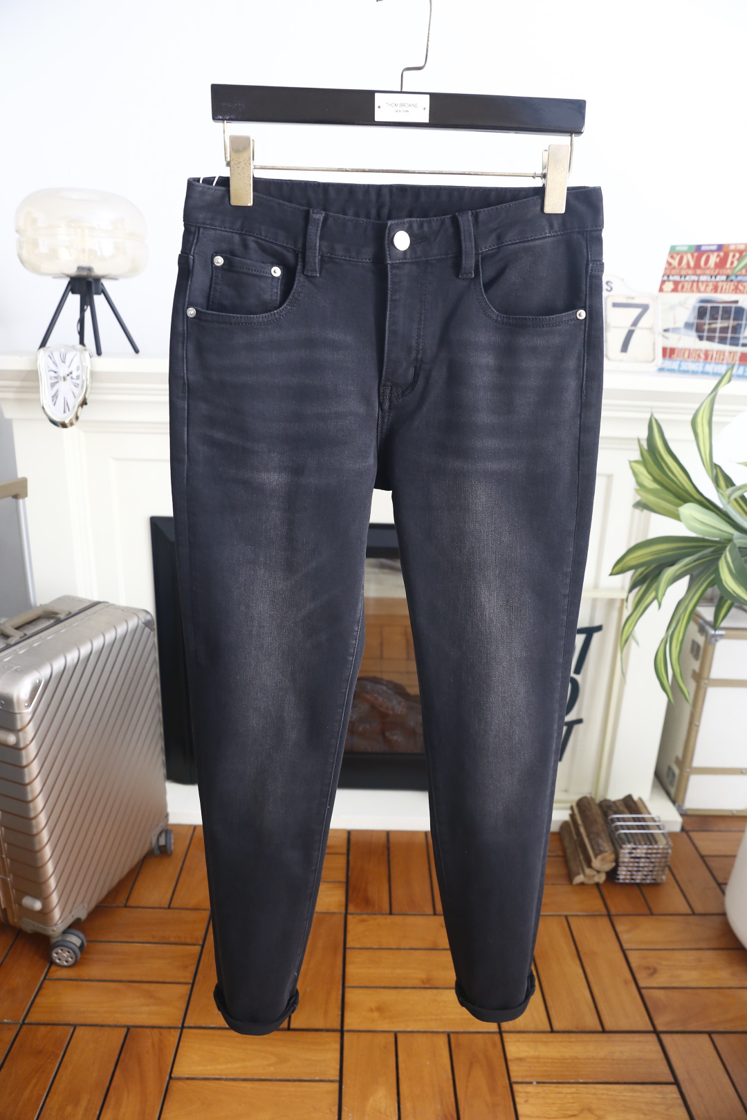🔥迪奥. 26秋季新品！时尚男士轻奢黑色牛仔裤，后腰品牌皮牌搭配蜜蜂标识尽显大牌格调，后袋暗纹小标低调精致，做工走线严谨
