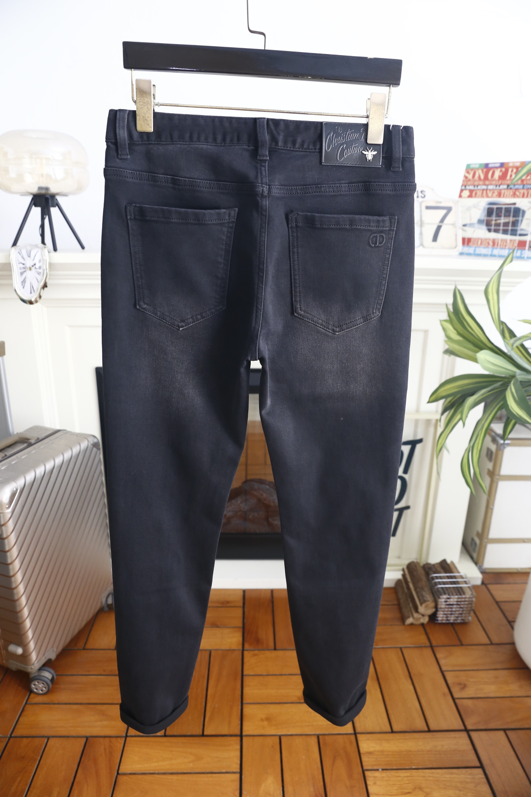 🔥迪奥. 26秋季新品！时尚男士轻奢黑色牛仔裤，后腰品牌皮牌搭配蜜蜂标识尽显大牌格调，后袋暗纹小标低调精致，做工走线严谨