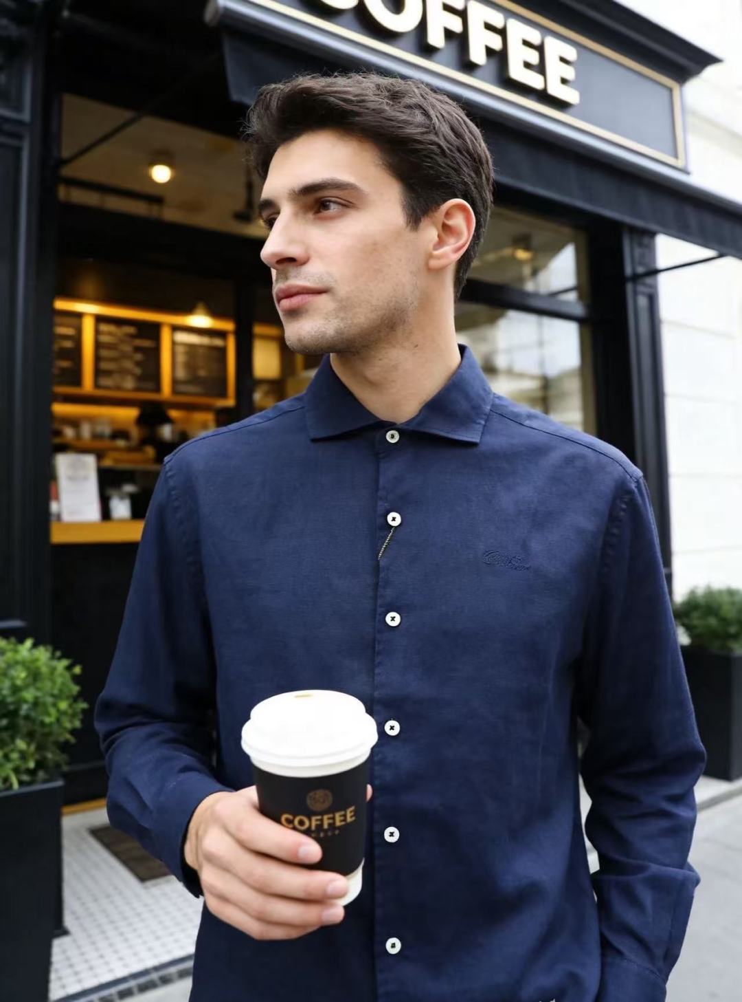 🔥Loro Piana. 26夏季新品！时尚男士经典翻领长袖衬衫，利落领型修饰颈部线条，门襟搭配精致纽扣，整体剪裁宽松舒
