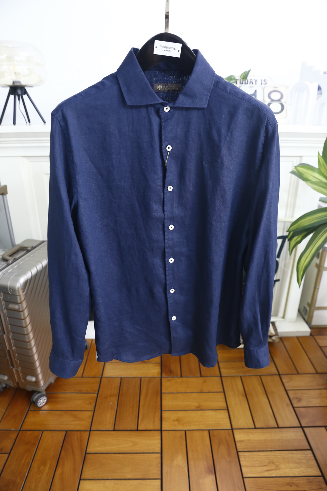 🔥Loro Piana. 26夏季新品!时尚男士经典翻领长袖衬衫,利落领型修饰颈部线条,门襟搭配精致纽扣,整体剪裁宽松舒 🔥Loro Piana. 26夏季新品!时尚男士经典翻领长袖衬衫,利落领型修饰颈部线条,门襟搭配精致纽扣,整体剪裁宽松舒