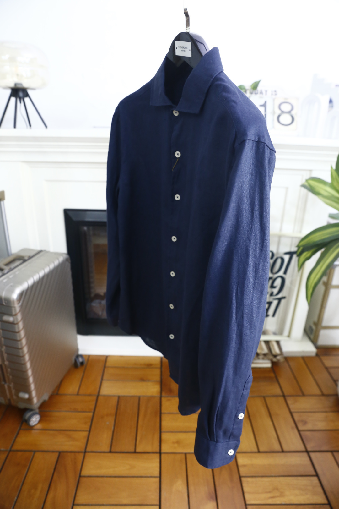 🔥Loro Piana. 26夏季新品!时尚男士经典翻领长袖衬衫,利落领型修饰颈部线条,门襟搭配精致纽扣,整体剪裁宽松舒 🔥Loro Piana. 26夏季新品!时尚男士经典翻领长袖衬衫,利落领型修饰颈部线条,门襟搭配精致纽扣,整体剪裁宽松舒