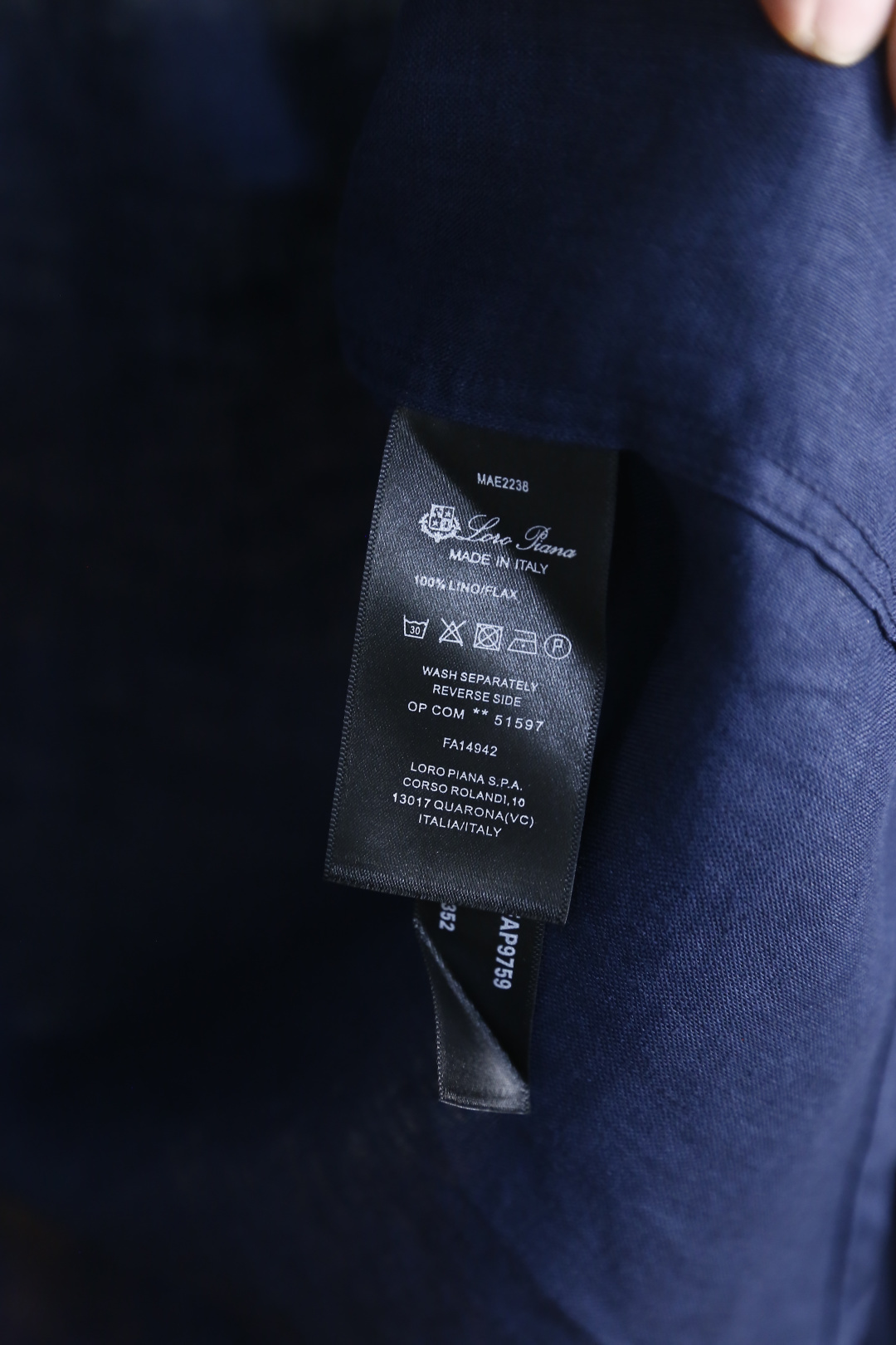 🔥Loro Piana. 26夏季新品!时尚男士经典翻领长袖衬衫,利落领型修饰颈部线条,门襟搭配精致纽扣,整体剪裁宽松舒 🔥Loro Piana. 26夏季新品!时尚男士经典翻领长袖衬衫,利落领型修饰颈部线条,门襟搭配精致纽扣,整体剪裁宽松舒